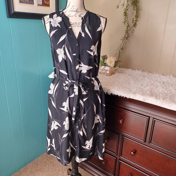 A New Day Black White Floral Sleeveless Dress Size M Button Down Belt Pockets - Picture 1 of 7